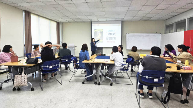 수원시장애인가족지원센터에서 운영하는 부모 프로그램에 장애인 부모들이 참여하고 있다. 수원특례시 제공