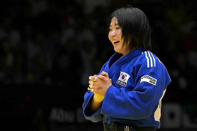 허미미가 21일 세계유도선수권대회 여자 57㎏급 정상에 오른 뒤 기뻐하고 있다. AFP 연합뉴스