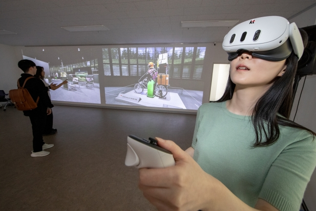 관람객이 서울 마포구 홍익대 '홍익 AI 뮤지엄'에서 확장현실(XR) 기기로 KT가 조성한 초실감형 3D 백남준아트센터를 감상하고 있다./사진제공=KT