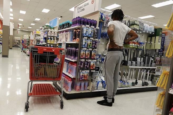20일(현지시간) 미국 플로리다주에 있는 한 타깃 매장에서 고객이 물건을 고르고 있다./AFPBBNews=뉴스1