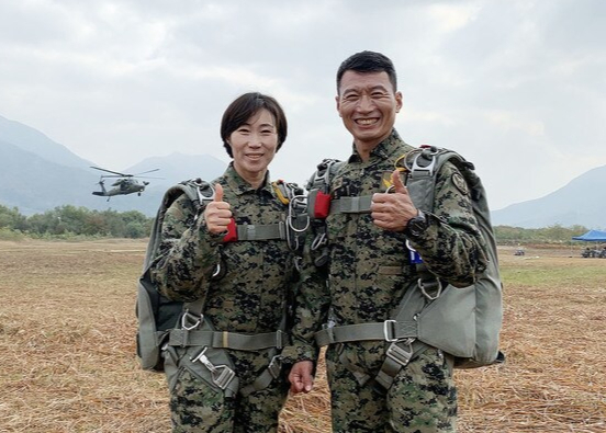 육군 특수전사령부 천마여단에서 근무 중인 아내 박철순 원사와 남편 김임수 원사가 21일 부부의 날을 맞아 '자랑스러운 육군 가족상'을 받았다. / 사진=육군