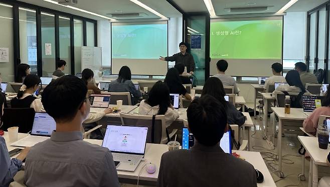 코이카가 지난 10일 서울 '모두의연구소 강남캠퍼스'에서 본부 임직원을 대상으로 생성형 인공지능(AI) 교육을 실시했다. /사진=코이카