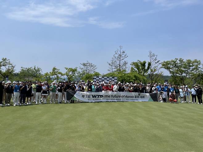 WTD The future of korea 프로암 골프대회 참가자들이 기념 촬영을 하고 있다. /사진= 한국오지케이