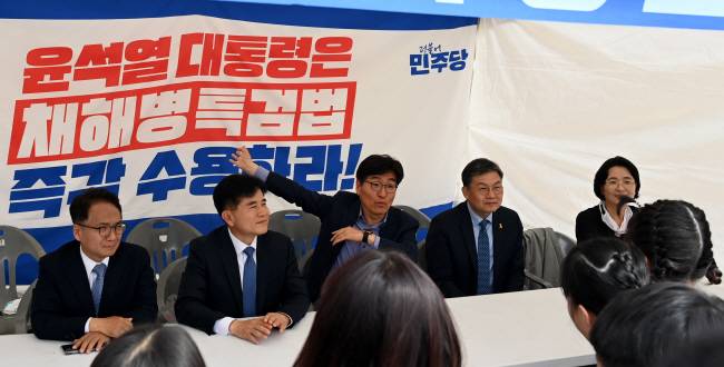 천막 농성하는 야당 21일 오전 국회 본관 앞에서 윤석열 대통령에게 ‘채 상병 특검법’ 수용을 요구하며 천막 농성을 벌이고 있는 더불어민주당 초선 의원들이 견학을 온 초등학교 학생들과 이야기를 나누고 있다.  곽성호 기자