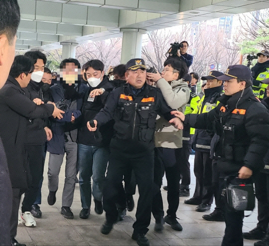 지난 1월 2일 이재명 더불어민주당 대표 피습 피의자인 김모 씨가 경찰에 이끌려 부산경찰청으로 들어가고 있다. 이승륜 기자