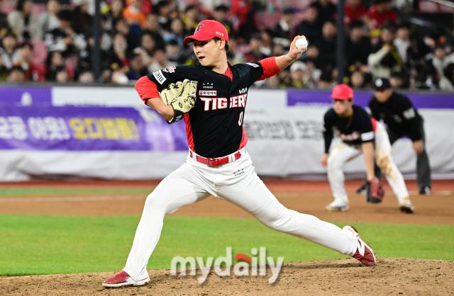2024년 4월 3일 오후 경기도 수원KT위즈파크에서 '2024 신한 SOL Bank KBO리그' KIA 타이거즈와 KT 위즈의 경기가 열렸다. KIA 곽도규가 8회말 구원등판해 역투하고 있다./마이데일리