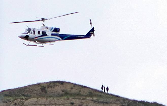 에브라힘 라이시 이란 대통령이 19일(현지시간) 탑승했다 추락해 사망까지 이르게 된 헬기는 미국의 벨 헬리콥터(현재 벨 텍스트론)의 벨-212로 확인됐다. 이란과 아제르바이잔 국경 근처에서 라이시 대통령 등이 탑승한 헬기가 이륙하는 모습. 태운 헬리콥터가 이륙합니다. 라이시가 탑승한 헬리콥터는 나중에 추락했습니다. [REUTERS]