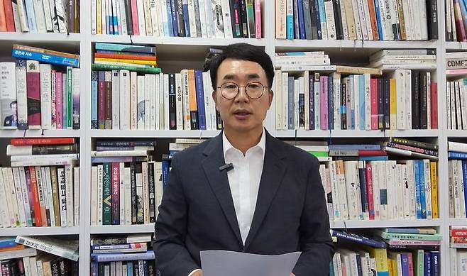 [서울=뉴시스] HLB그룹 진양곤 회장이 지난 17일 오전 유튜브를 통해 '리보세라닙' 관련 발표를 하고 있다. (사진=유튜브 캡쳐) 2024.05.17. photo@newsis.com  *재판매 및 DB 금지