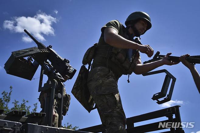 [자포리자=AP/뉴시스] 16일(현지시각) 우크라이나 자포리자에서 우크라이나 제141 보병여단 방공부대 소속 군인이 임무 수행을 위해 기관총을 거치하고 있다. 2024.05.17.