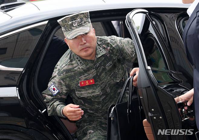 [과천=뉴시스] 김명년 기자 = 김계환 해병대사령관이 해병대 채모 상병 사망 사건 수사외압 의혹 관련 조사를 받기 위해 21일 오전 경기 정부과천청사 고위공직자범죄수사처(공수처)에 출석하고 있다. 2024.05.21. kmn@newsis.com