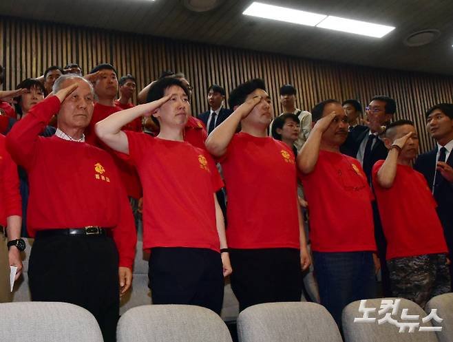 2일 '채상병 특별검사법'이 통과되자 해병대예비역 연대 회원들이 거수경례를 하고 있다. 윤창원 기자