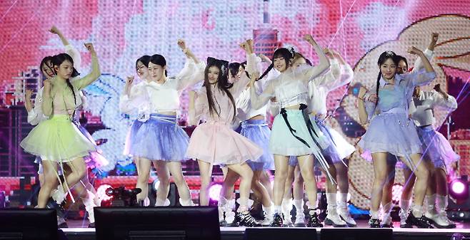 그룹 뉴진스가 21일 오후 서울 경복궁 흥례문 광장에서 국가유산청 출범을 기념해 열린 '2024 코리아 온 스테이지 - 뉴 제레이션' 공연에서 무대를 선보이고 있다. 연합뉴스