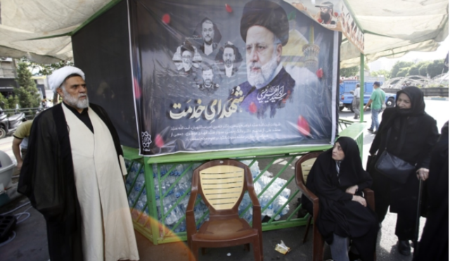 20일(현지시각) 이란 수도 테헤란에서 에브라힘 라이시 대통령의 초상화를 놓고 추도하는 시민들. 연합뉴스
