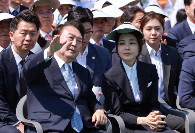 ▲윤석열 대통령과 김건희 여사가 5월 19일 경기도 양주시 회암사지에서 열린 '회암사 사리 이운 기념 문화축제 및 삼대화상 다례재'에 참석해 이야기를 나누고 있다. ⓒ연합뉴스