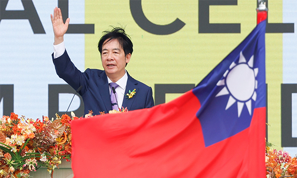 라이칭더 신임 대만 총통이 20일 타이베이 총통부에서 거행된 취임식 행사에서 손을 흔들고 있다. 로이터 연합뉴스