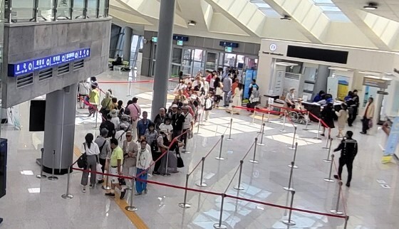 21일 MSC벨리시마호 승객들이 제주 관광을 마치고 출국 수속을 받아 승선하기 위해 강정항 크루즈여객터미널에 줄 지어 있다.