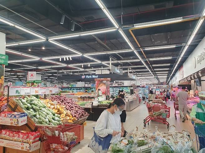 신선식품 코너에서 장을 보고 있는 베트남 사람들. 평일 낮에도 고객이 많다.&nbsp;