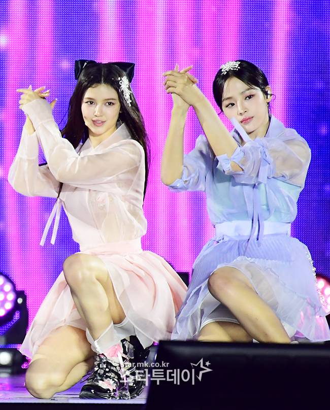 그룹 뉴진스 다니엘(왼쪽)과 민지. <강영국 기자>