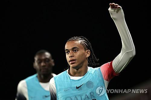 파리생제르맹이 킬리안 음바페 동생 에단 음바페를 방출하기로 결정했다. 음바페가 레알 마드리드 이적이 유력해진 상황에서 지금까지 유소년 계약을 맺고 있던 에단과 프료게약을 맺지 않고 내보낼 예정이다. 에단은 이번 시즌 교체 자원으로 출전해 5경기에서 총 46분만 뛰었다. 월드클래스 형의 후광에 힘입어 PSG에 입단했으나 형이 나가게 되자 쫓겨나고 말았다. 행선지는 릴OSC가 유력하며 며칠 내로 메디컬 테스트가 진행될 예정인 것으로 전해졌다. 연합뉴스