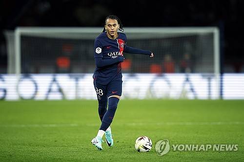 파리생제르맹이 킬리안 음바페 동생 에단 음바페를 방출하기로 결정했다. 음바페가 레알 마드리드 이적이 유력해진 상황에서 지금까지 유소년 계약을 맺고 있던 에단과 프료게약을 맺지 않고 내보낼 예정이다. 에단은 이번 시즌 교체 자원으로 출전해 5경기에서 총 46분만 뛰었다. 월드클래스 형의 후광에 힘입어 PSG에 입단했으나 형이 나가게 되자 쫓겨나고 말았다. 행선지는 릴OSC가 유력하며 며칠 내로 메디컬 테스트가 진행될 예정인 것으로 전해졌다. 연합뉴스