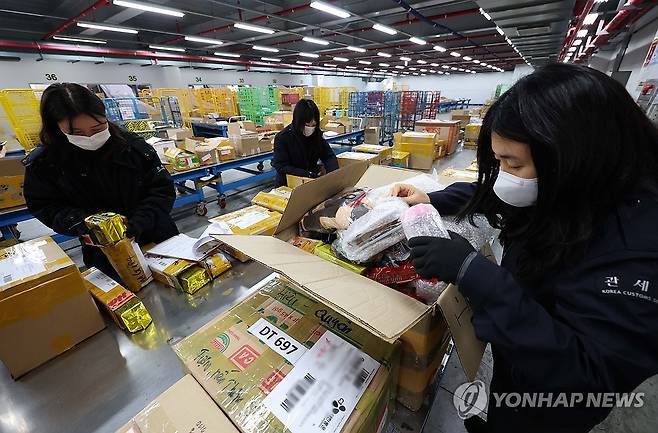 '직구물품 검사 꼼꼼하게' [연합뉴스 자료사진]