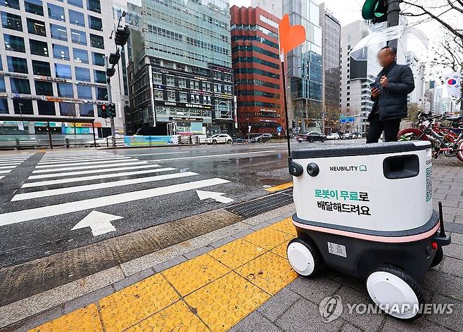 '로봇의 시대로' 서울 강남구에서 자율주행 배달로봇 뉴비가 배달을 위해 신호를 기다리고 있다. [연합뉴스 자료사진]