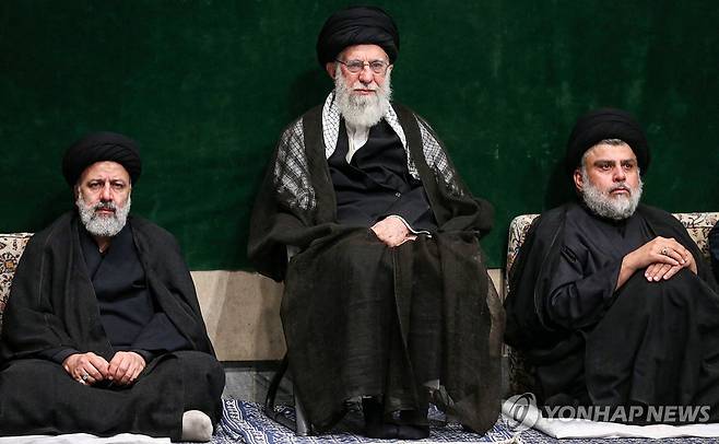 아야톨라 하메네이(중앙)와 라시시 대통령(왼쪽) [AFP 연합뉴스 자료사진. 재판매 및 DB 금지]