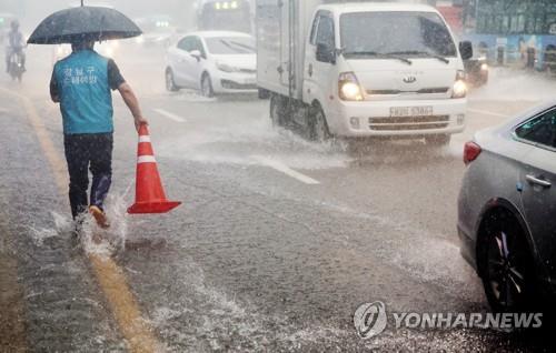 작년 7월 호우에 서울 강남역 인근 도로에 물이 차오르고 있다. [연합뉴스 자료사진]