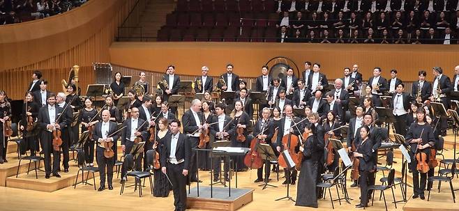 공연을 마친 뒤 무대인사를 하는 '슈퍼 클래식' 연주자들 (서울=연합뉴스) 20일 서울 송파구 롯데콘서트홀에서 열린 '슈퍼 클래식' 공연을 마친 연주자들이 관객에게 감사 인사를 하고 있다. 2024.05.20 hyun@yna.co.kr