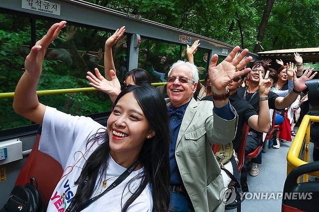 '안녕 한국' (서울=연합뉴스) 서대연 기자 = 한국 드라마와 가수 겸 배우 아이유의 열성 팬으로 알려진 제브 라테트 씨를 비롯한 K-컬처 팬들이 21일 오전 서울시티투어버스를 타고 서울 중구 남산 일대를 돌아보며 손을 흔들고 있다.
    문화체육관광부는 한국관광공사와 '2024 한국방문의 해'를 맞아 한국을 사랑하는 외국인 50여명 내외를 오는 20∼24일 한국에 초청해 K-팝 댄스 클래스, 치맥 등 한국 문화를 경험하는 '코리아 인바이트 유'를 진행한다고 밝혔다. 2024.5.21 dwise@yna.co.kr