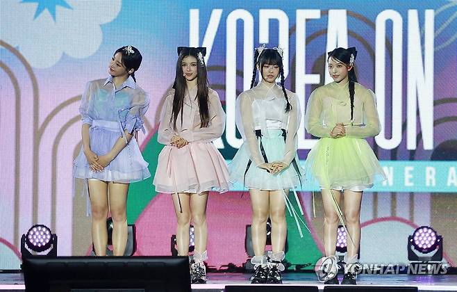 뉴진스, 한국의 미 (서울=연합뉴스) 진연수 기자 = 걸그룹 뉴진스가 21일 오후 서울 경복궁 흥례문 광장에서 국가유산청 출범을 기념해 열린 '2024 코리아 온 스테이지 - 뉴 제레이션' 공연에서 무대를 선보이고 있다. 2024.5.21 jin90@yna.co.kr