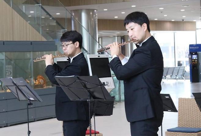 최근 인천세종병원 본관 로비에서 진행된 음악회에서 세종하트하트연주단 단원들이 연주하고 있다. 인천세종병원 제공