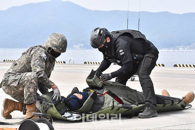 육군팀이 폭발물에 의한 부상자를 구조 및 응급처치 하는 훈련을 하고 있다. (사진=합참)