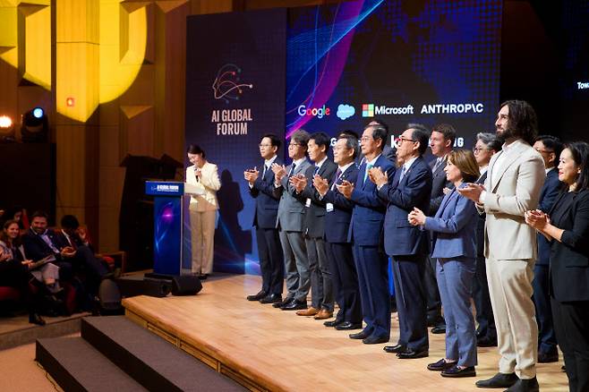 22일 한국과학기술연구원(KIST)에서 열린 ‘AI 글로벌 포럼 개회식’ 에서 이종호 과학기술정통신부 장관, 조태열 외교부 장관을 비롯해 국내외 기업 관계자들이 기념촬영을 하고 있다.(사진=과학기술정보통신부)