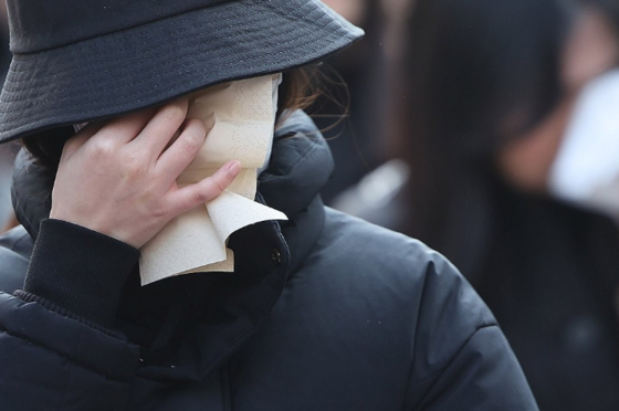 지난 2월, 서울 을지로입구역 인근에서 진행된 교사 집회에 참가한 선생님이 눈물을 흘리고 있다.