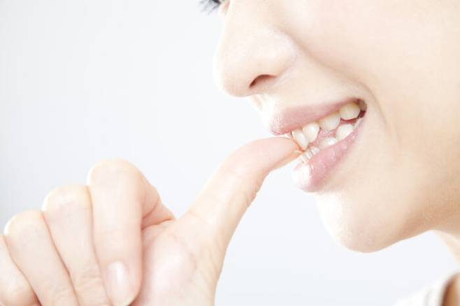 새치, 블랙헤드, 귀지 등을 참지 못하고 무심코 제거하면 탈모와 피부 염증 등이 나타날 수 있다. 손톱 옆에 까슬하게 일어난 거스러미도 손이나 치아 등으로 무리하게 뜯으면 뜯어진 피부 틈 사이로 균이 침투할 가능성이 높다. [사진=게티이미지뱅크]