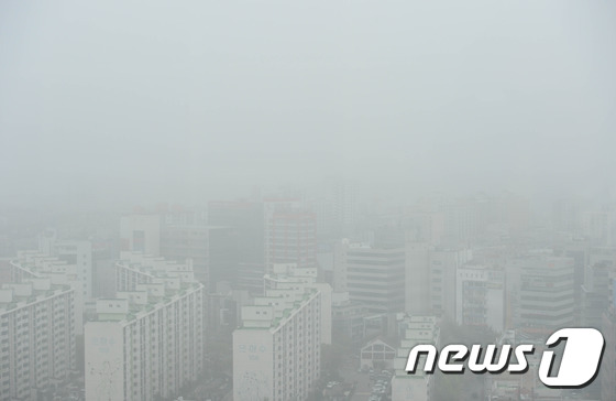 22일 대전·충남엔 내륙을 중심으로 가시거리 200m 미만의 짙은 안개가 낄 것으로 예보됐다. 대전시청에서 바라본 도심이 안개로 뿌옇게 보이고 있다. /뉴스1 ⓒ News1 주기철 기자