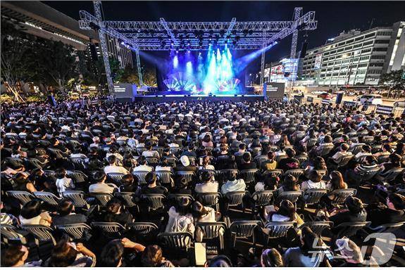 지난해 제 1회 광화문광장 야외오페라 '카르멘' 공연 모습.(서울시 제공)