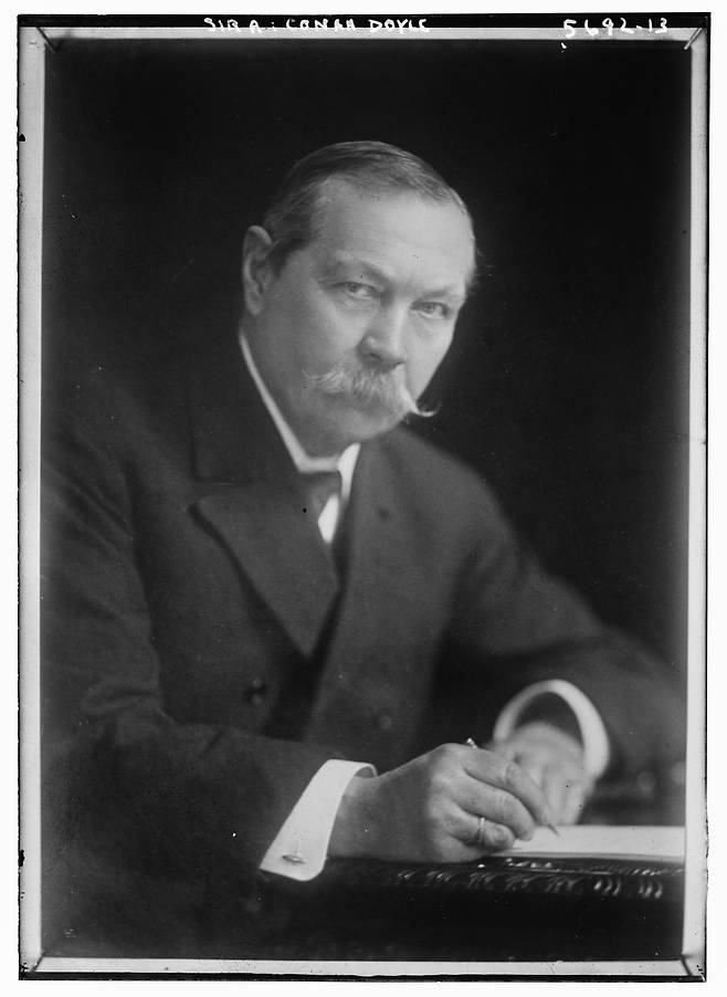 코난 도일. (출처: Bain News Service, publisher, Library of Congress, 흑백사진(1900), Wikimedia Commons, Public Domain)