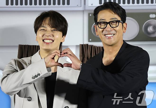 배우 여진구와 하정우가 22일 오전 서울 용산구 CGV 용산아이파크몰에서 열린 영화 ‘하이재킹’ 제작보고회에서 포즈를 취하고 있다. 1971년 대한민국 상공, 여객기가 공중 납치되면서 벌어지는 극한의 상황을 담은 영화 '하이재킹'은 오는 6월 21일 개봉한다. 2024.5.22/뉴스1 ⓒ News1 김진환 기자