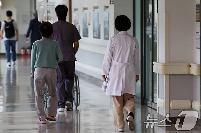 의대 증원을 놓고 정부와 의료계의 입장이 평행선을 달리고 있는 22일 서울 시내의 한 대학병원에서 의료진이 발걸음을 옮기고 있다.  2024.5.22/뉴스1 ⓒ News1 이승배 기자