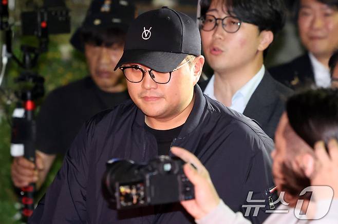 뺑소니 혐의와 음주 운전 의혹을 받는 트로트 가수 김호중이 21일 오후 서울 강남경찰서에서 조사를 마치고 나오고 있다. (공동취재) 2024.5.21/뉴스1 ⓒ News1 김민지 기자