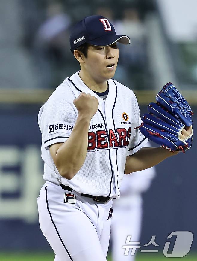 22일 오후 서울 송파구 잠실야구장에서 열린 프로야구 '2024 신한 SOL 뱅크 KBO리그' SSG 랜더스와 두산 베어스의 경기, 두산 선발투수 김민규가 5회초 2사 1,3루 상황에서 SSG 박성한을 삼진 아웃 시킨 뒤 기뻐하고 있다. 2024.5.22/뉴스1 ⓒ News1 김도우 기자