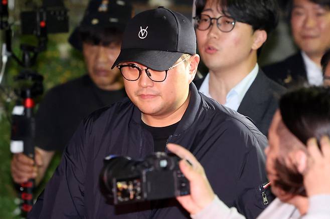 ‘음주 뺑소니’ 혐의를 받는 트로트 가수 김호중이 21일 오후 서울 강남경찰서에서 조사를 마친 뒤 차량으로 이동하고 있다. 사진 | 연합뉴스