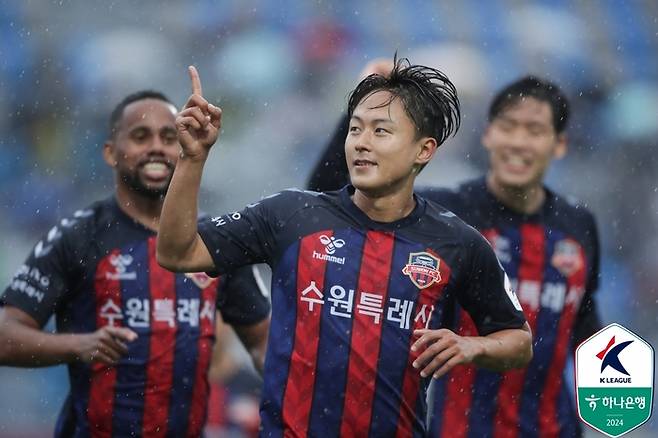 이승우(가운데). 제공 | 한국프로축구연맹