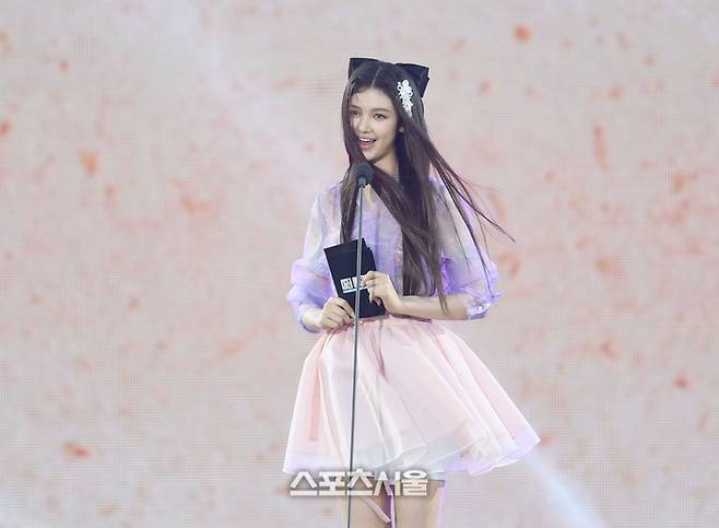 뉴진스 다니엘이 21일 서울 경복궁에서 열린 ‘코리아 온 스테이지’ 사회를 보고 있다. 사진 | 최승섭기자 thunder@sportsseoul.com