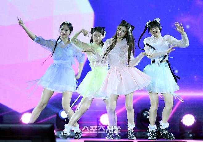 뉴진스가 21일 서울 경복궁에서 열린 ‘코리아 온 스테이지’에서 공연을 하고 있다. 사진 | 최승섭기자 thunder@sportsseoul.com