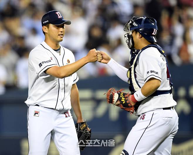 두산 홍건희가 22일 잠실야구장에서 열린 2024 KBO리그 SSG와 경기 후 포수 김기연과 하이파이브를 하고 있다.  2024. 5. 22. 잠실 | 최승섭기자 thunder@sportsseoul.com