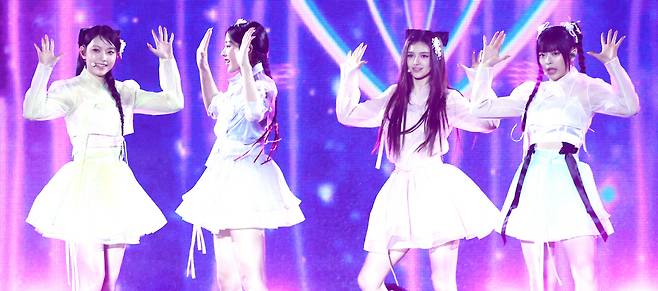 빛나는 뉴진스

    (서울=연합뉴스) 진연수 기자 = 그룹 뉴진스가 21일 오후 서울 경복궁 흥례문 광장에서 국가유산청 출범을 기념해 열린 '2024 코리아 온 스테이지 - 뉴 제레이션' 공연에서 무대를 선보이고 있다. 2024.5.21 

    jin90@yna.co.kr

(끝)





<저작권자(c) 연합뉴스, 무단 전재-재배포, AI 학습 및 활용 금지>