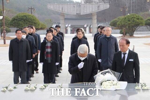 지난 1월 5일 5.18 민주화운동 진상규명조사위원회 송선태 위원장과 위원들이 국립5.18민주묘지를 신년참배하고 있다./조사위